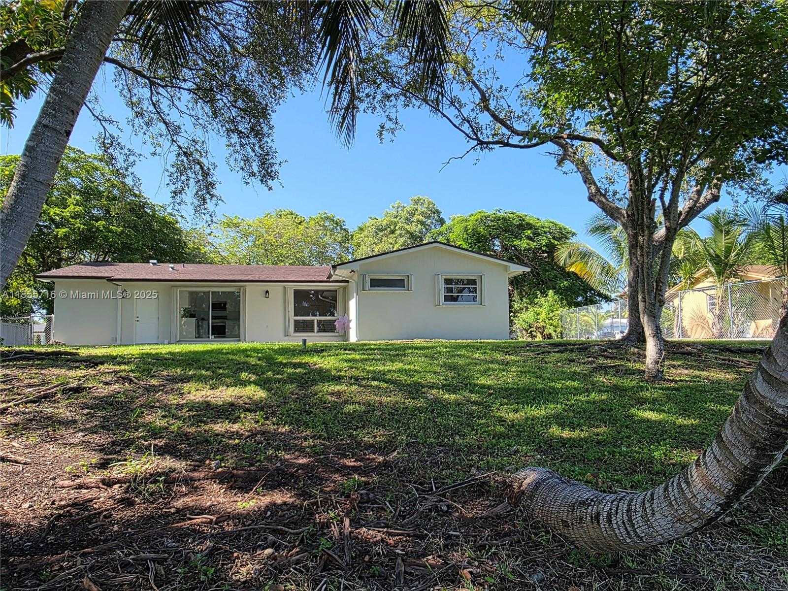 Small Image of 13920 KENDALE LAKES BLVD, Miami Number 30