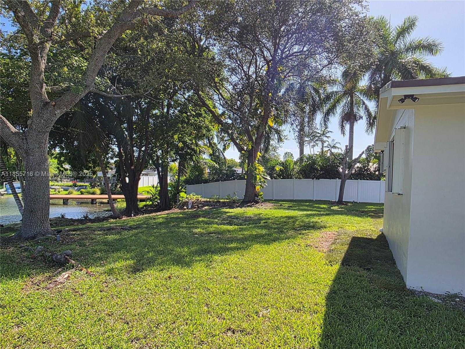 Small Image of 13920 KENDALE LAKES BLVD, Miami Number 36