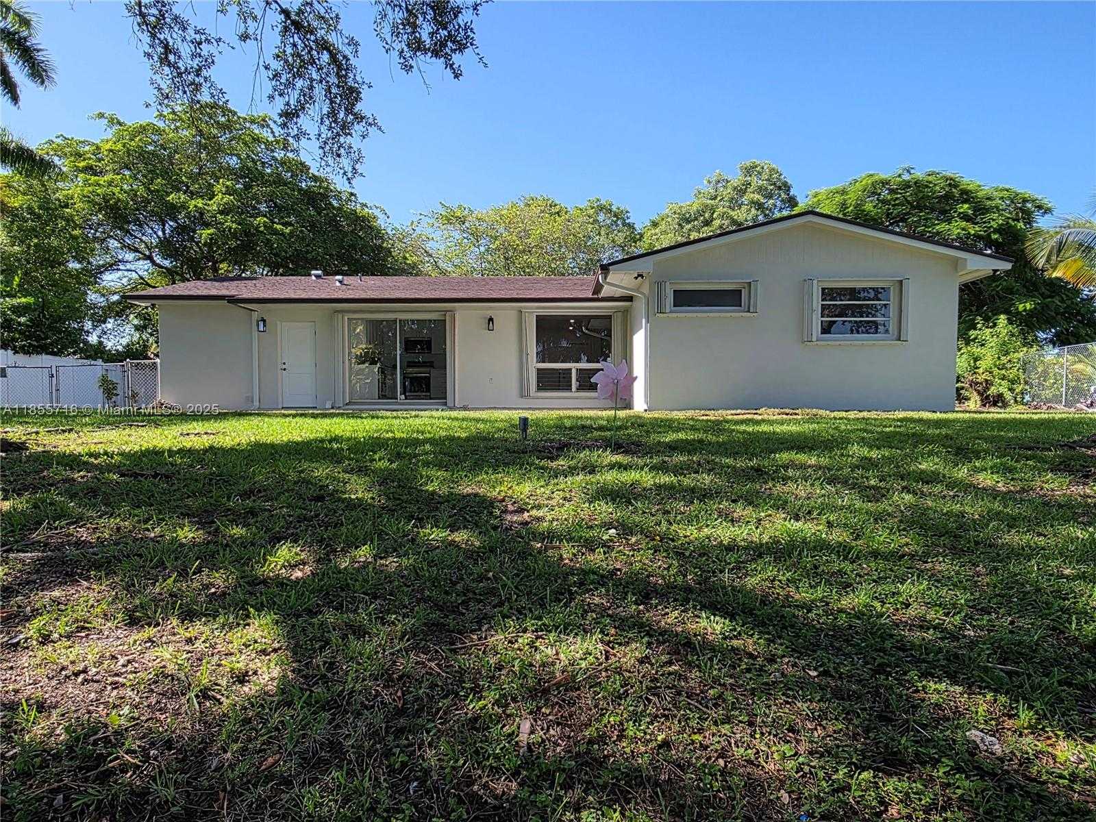 Small Image of 13920 KENDALE LAKES BLVD, Miami Number 37
