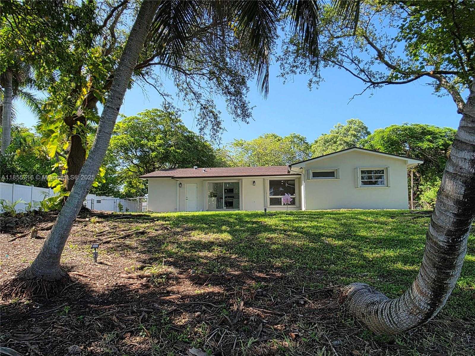 Small Image of 13920 KENDALE LAKES BLVD, Miami Number 38