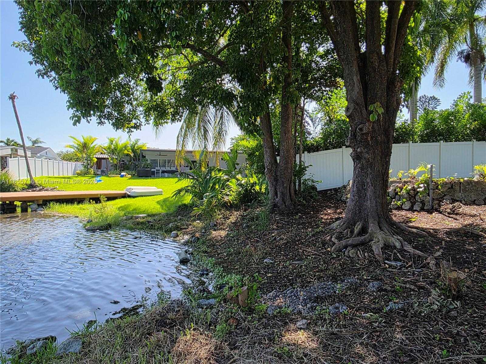 Small Image of 13920 KENDALE LAKES BLVD, Miami Number 39