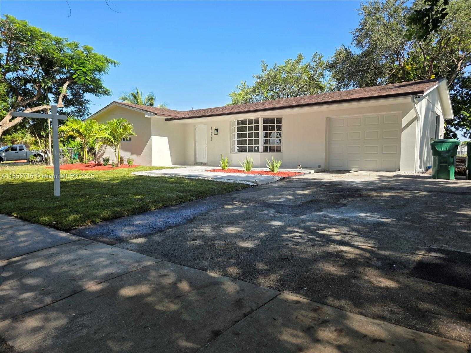 Small Image of 13920 KENDALE LAKES BLVD, Miami Number 4