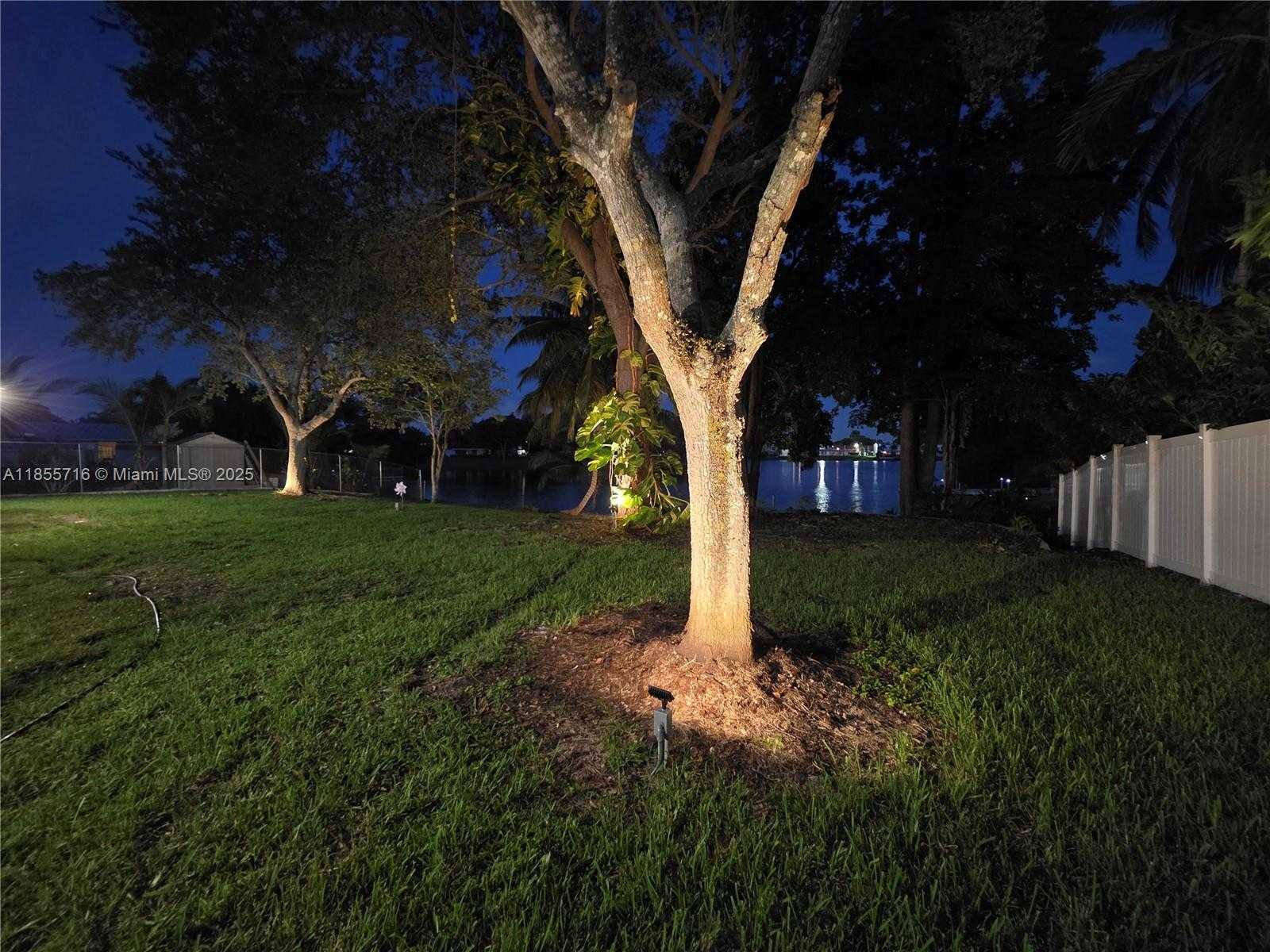 Small Image of 13920 KENDALE LAKES BLVD, Miami Number 41