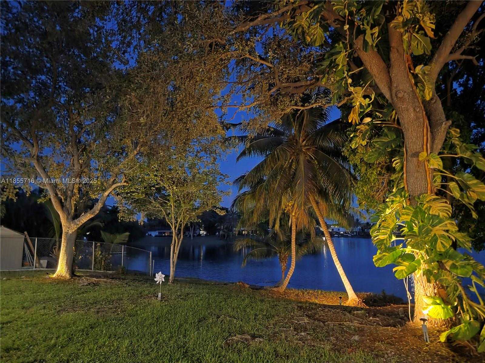 Small Image of 13920 KENDALE LAKES BLVD, Miami Number 42