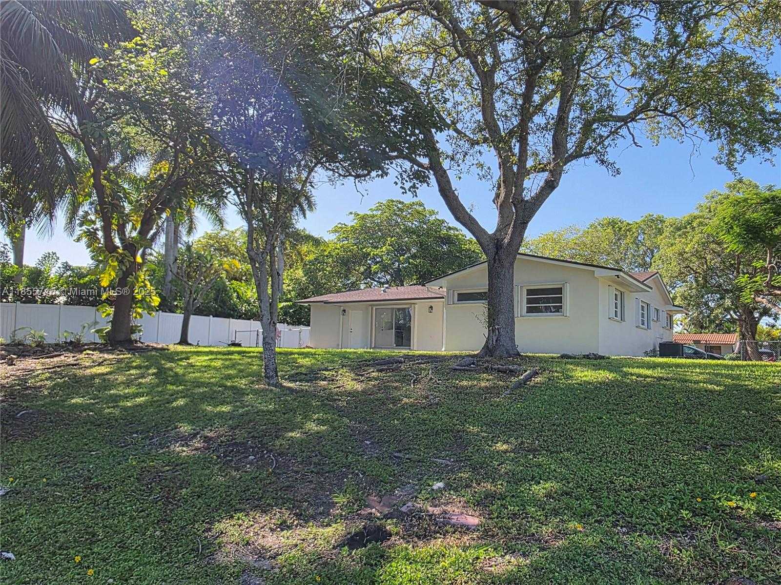 Small Image of 13920 KENDALE LAKES BLVD, Miami Number 5