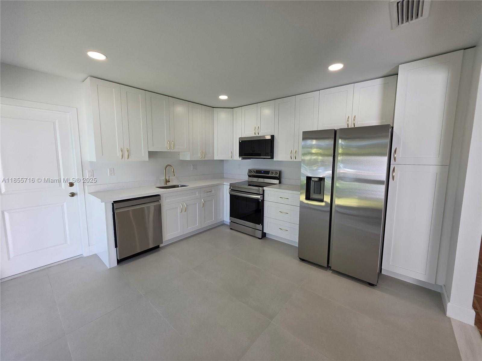 Small Image of 13920 KENDALE LAKES BLVD, Miami Number 6