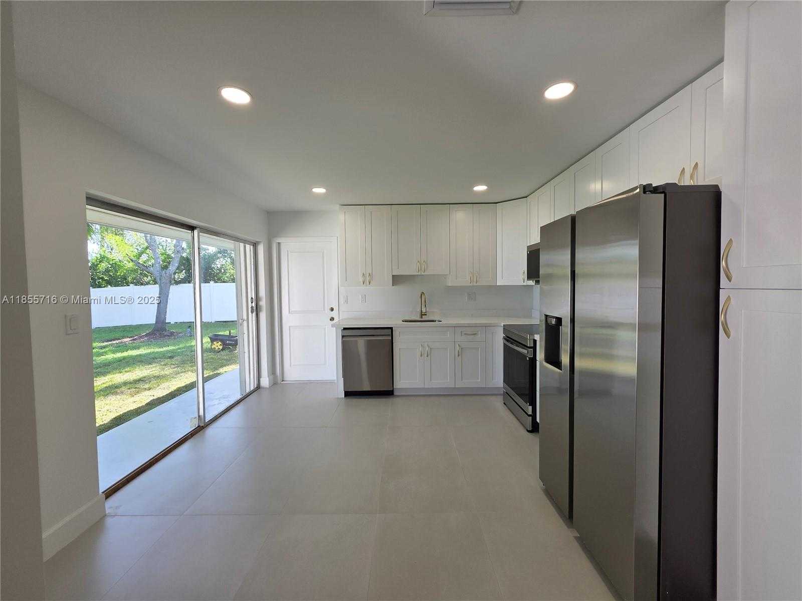 Small Image of 13920 KENDALE LAKES BLVD, Miami Number 7