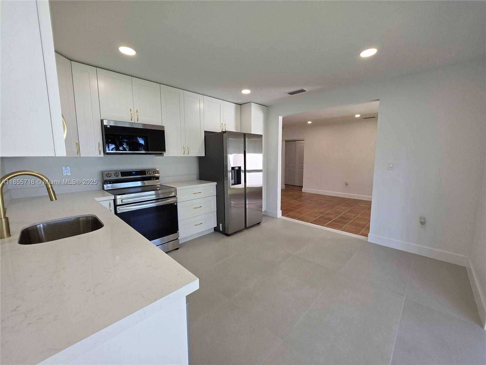 Small Image of 13920 KENDALE LAKES BLVD, Miami Number 8