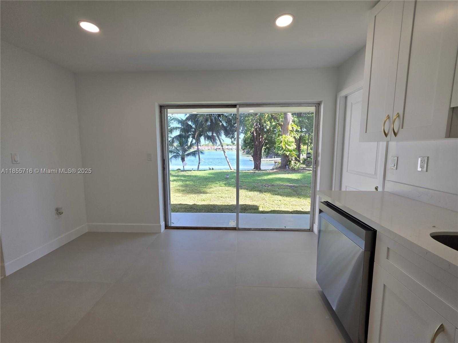 Small Image of 13920 KENDALE LAKES BLVD, Miami Number 9