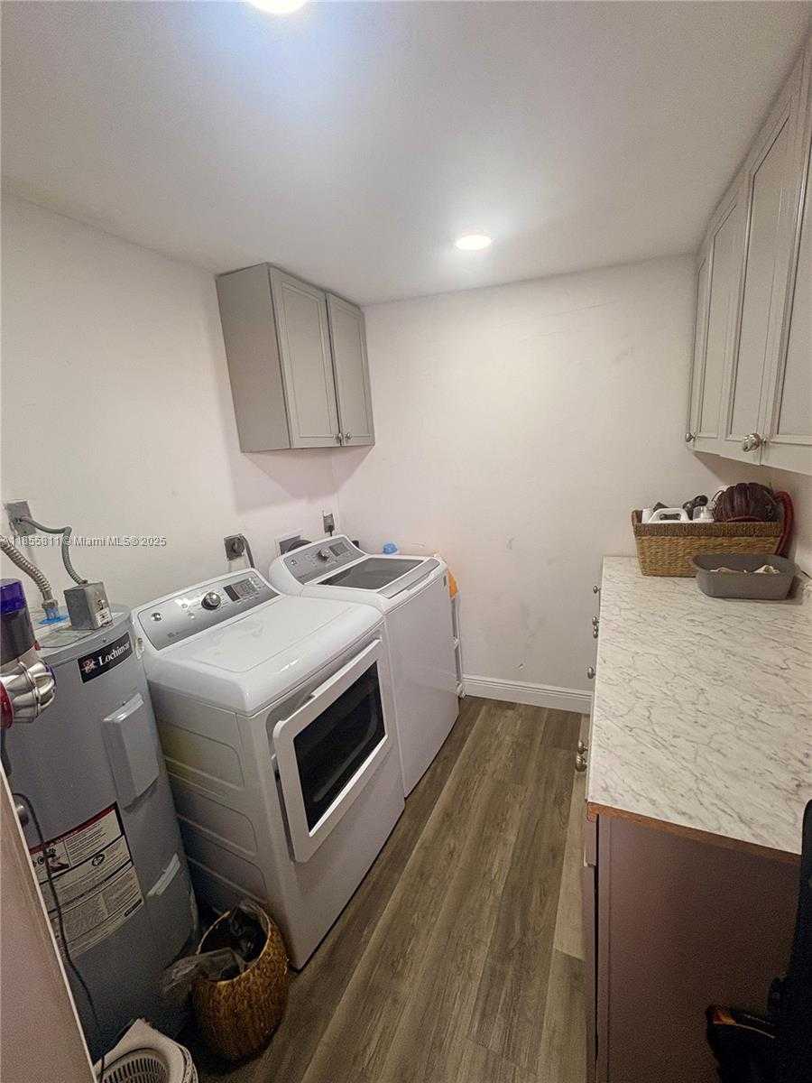 Small Image of 8221 NORTH WEST SOUTH RIVER DR, Medley Number 14
