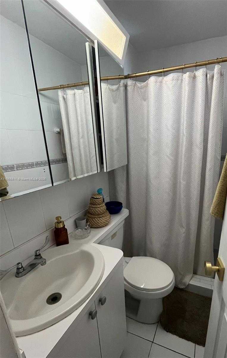Small Image of 8221 NORTH WEST SOUTH RIVER DR, Medley Number 15