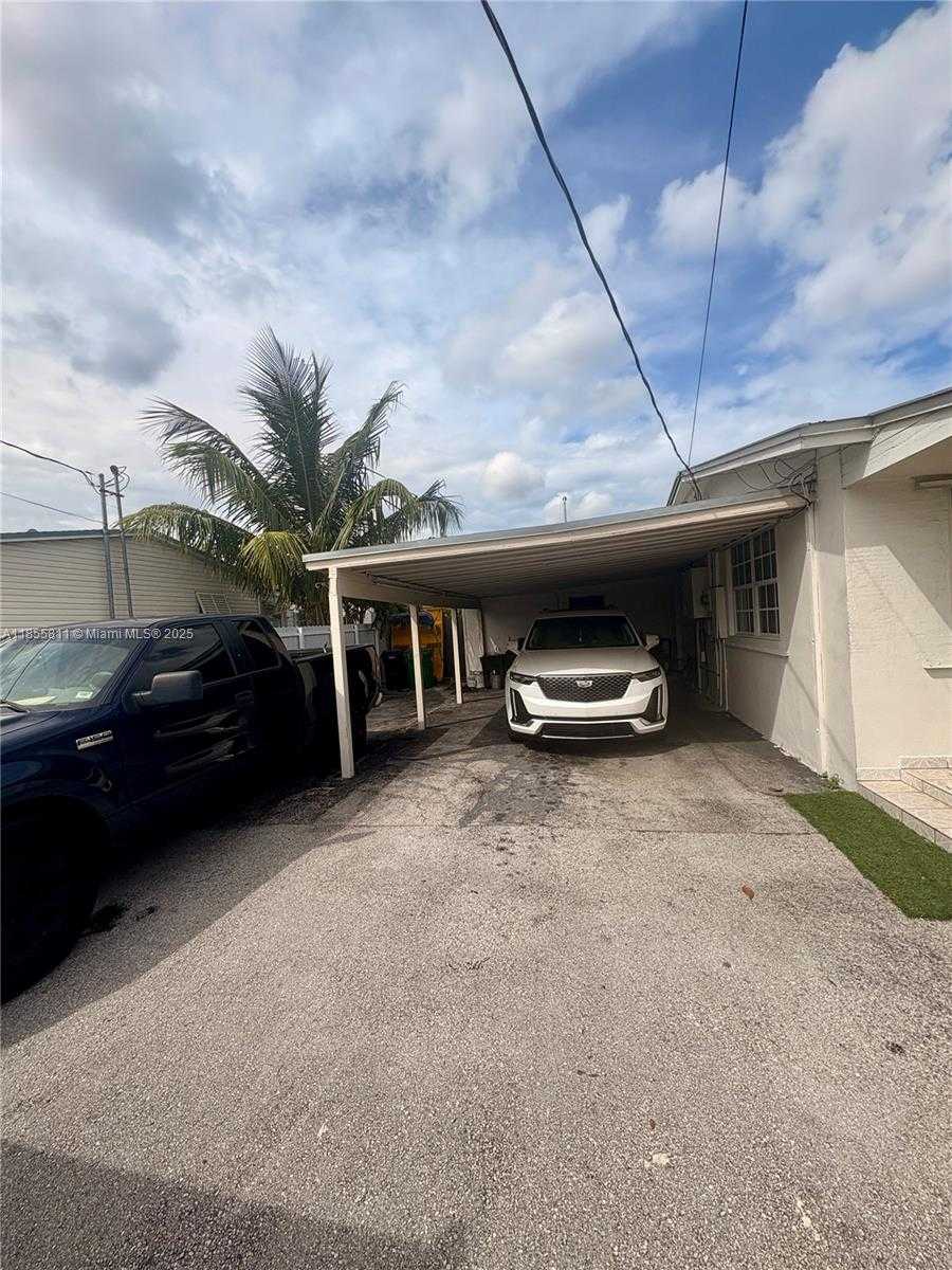 Small Image of 8221 NORTH WEST SOUTH RIVER DR, Medley Number 19