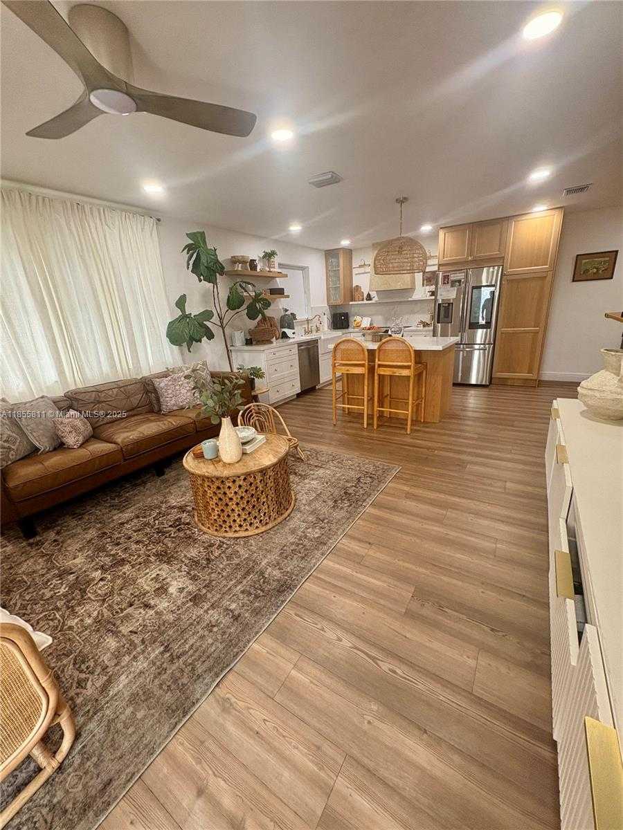 Small Image of 8221 NORTH WEST SOUTH RIVER DR, Medley Number 4