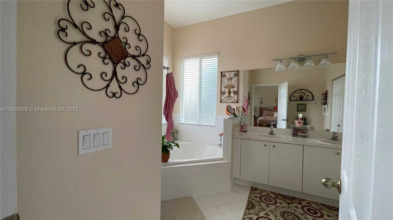 Small Image of 9506 SOUTH WEST 220TH LN, Cutler Bay Number 31