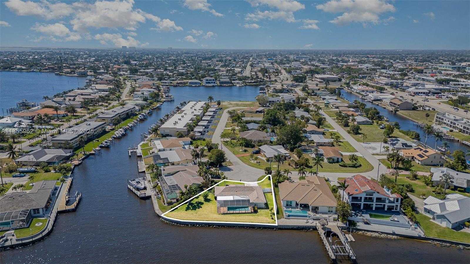 Small Image of 1750 SANDY CIRCLE, Cape Coral Number 2
