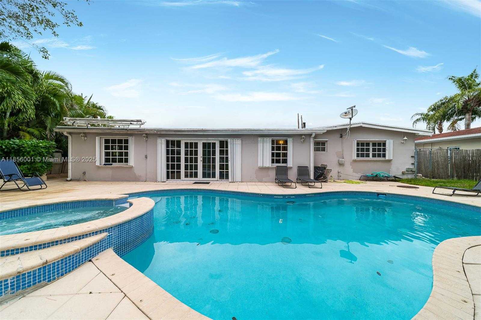 Small Image of 2340 NORTH EAST 192ND ST, Miami Number 3