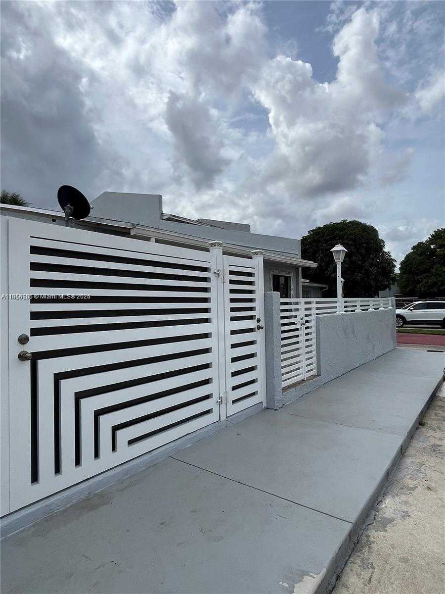 Small Image of 19570 NORTH WEST 55TH CIR PL, Miami Gardens Number 2