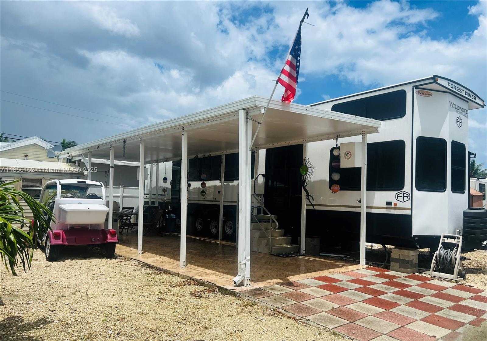 Small Image of 325 CALUSA ST LOT 301, Key Largo Number 2