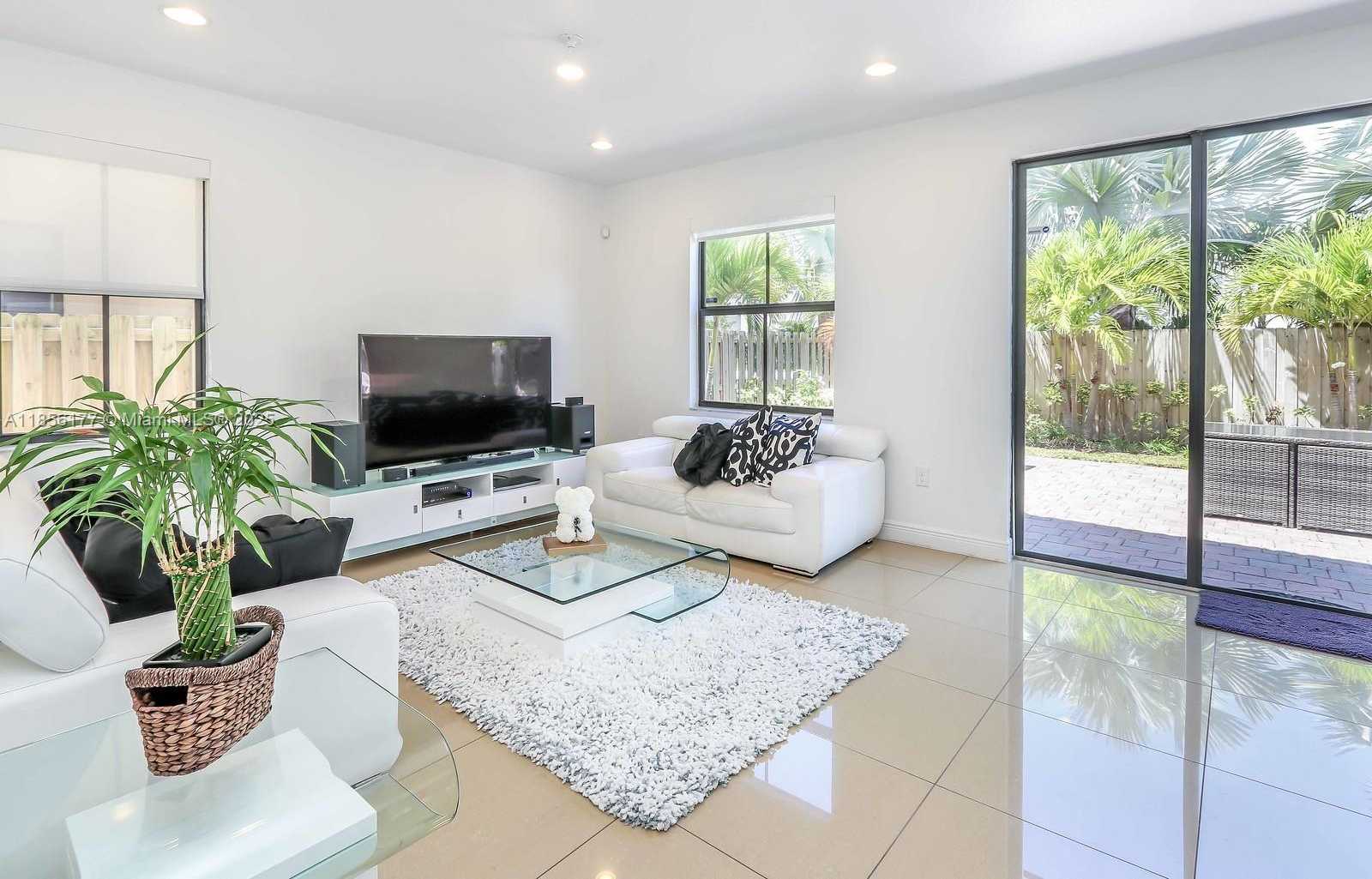 Small Image of 8868 NORTH WEST 101ST PL, Doral Number 3