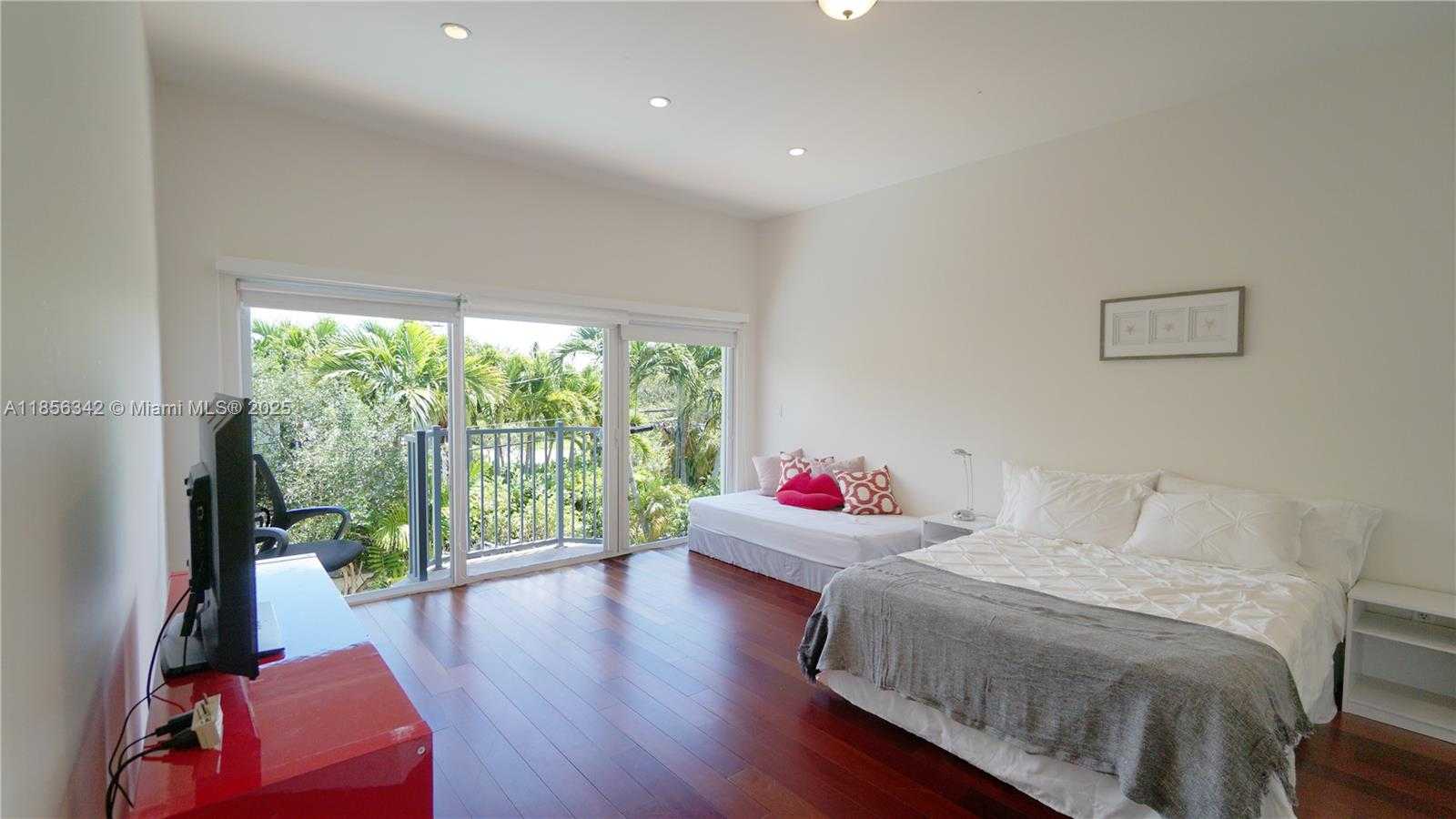 Small Image of 691 RIDGEWOOD RD, Key Biscayne Number 44