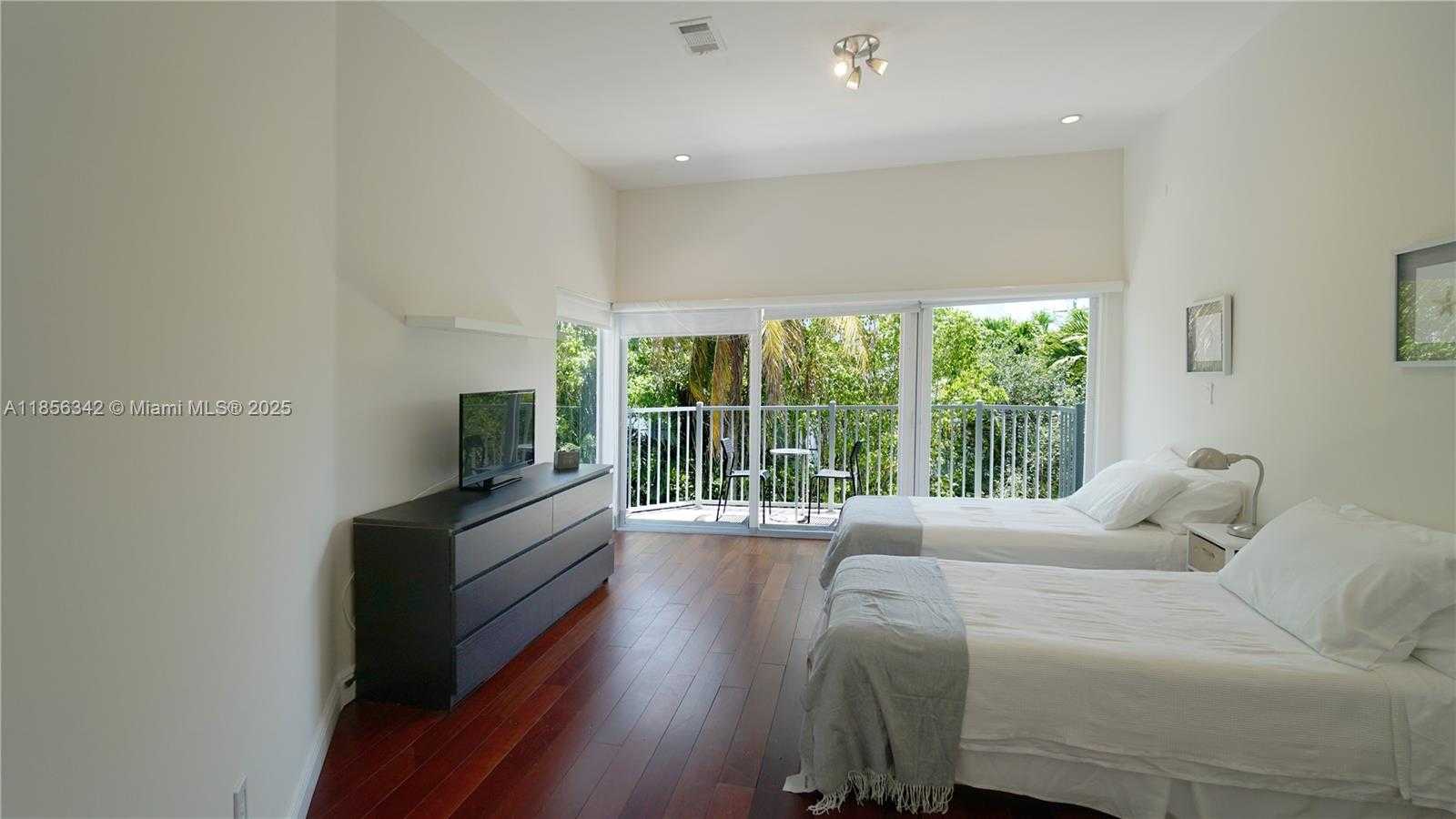 Small Image of 691 RIDGEWOOD RD, Key Biscayne Number 50