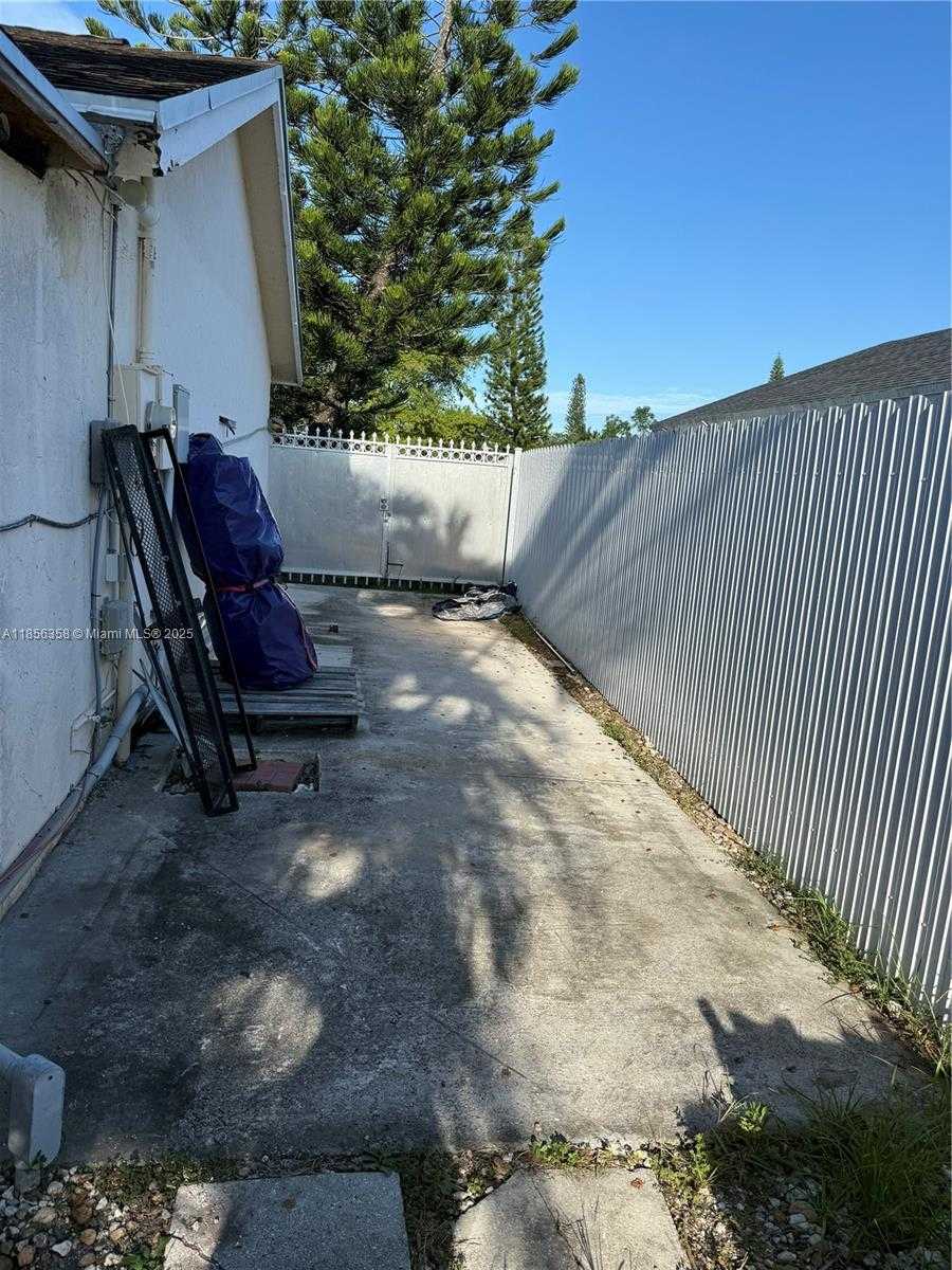 Small Image of 15640 SOUTH WEST 113 AVE, Miami Number 16