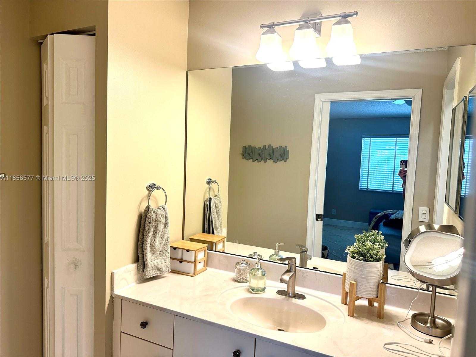 Small Image of 4370 PINE RIDGE CT, Weston Number 15