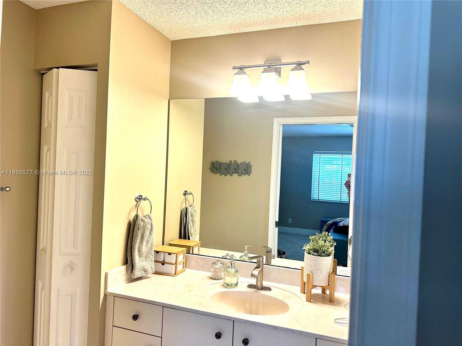 Small Image of 4370 PINE RIDGE CT, Weston Number 17