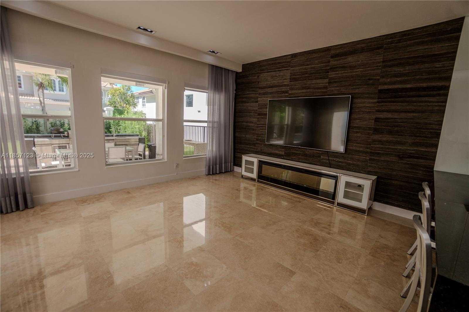 Small Image of 822 MERIDIAN LN, Hollywood Number 10