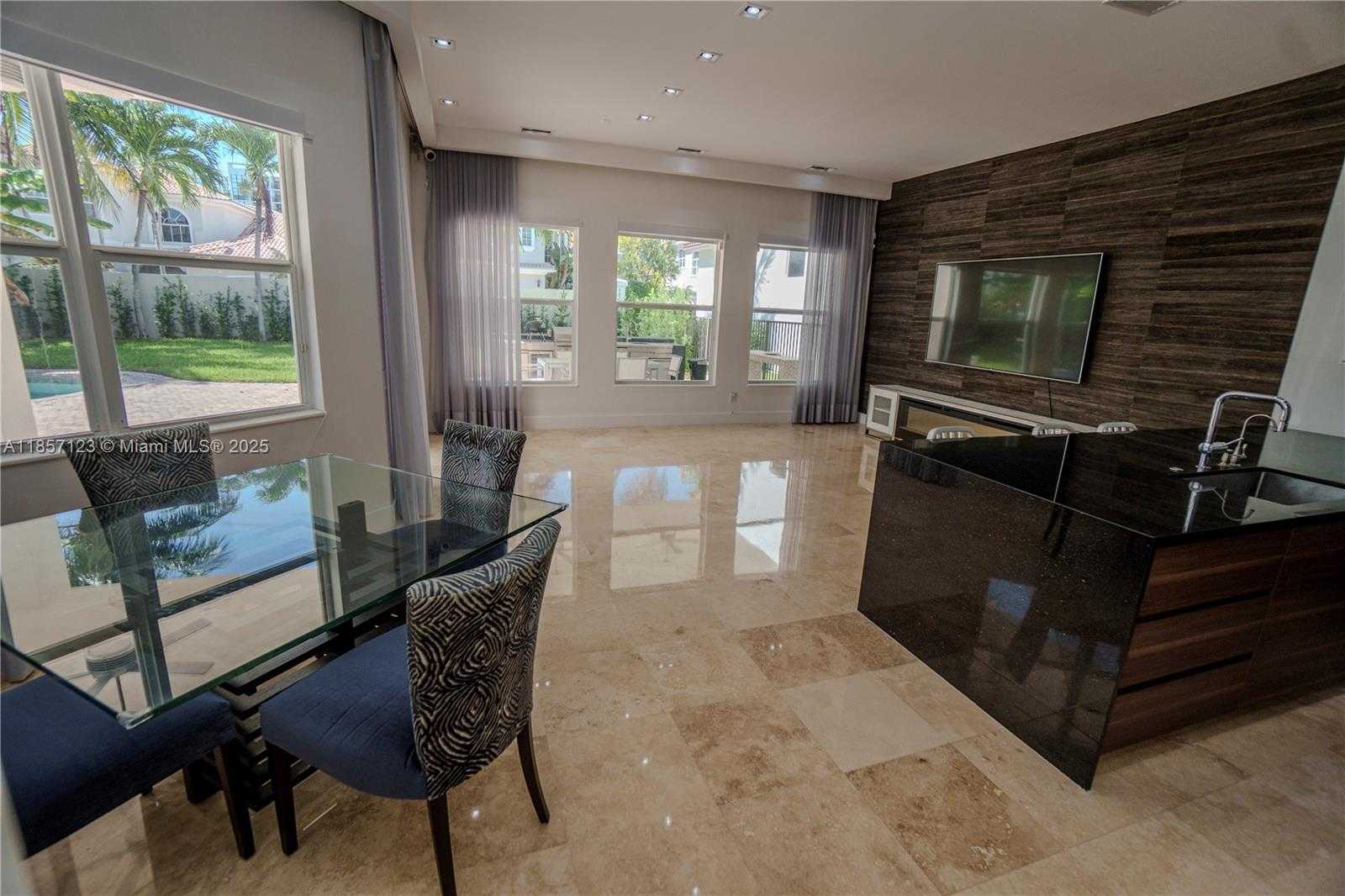 Small Image of 822 MERIDIAN LN, Hollywood Number 12