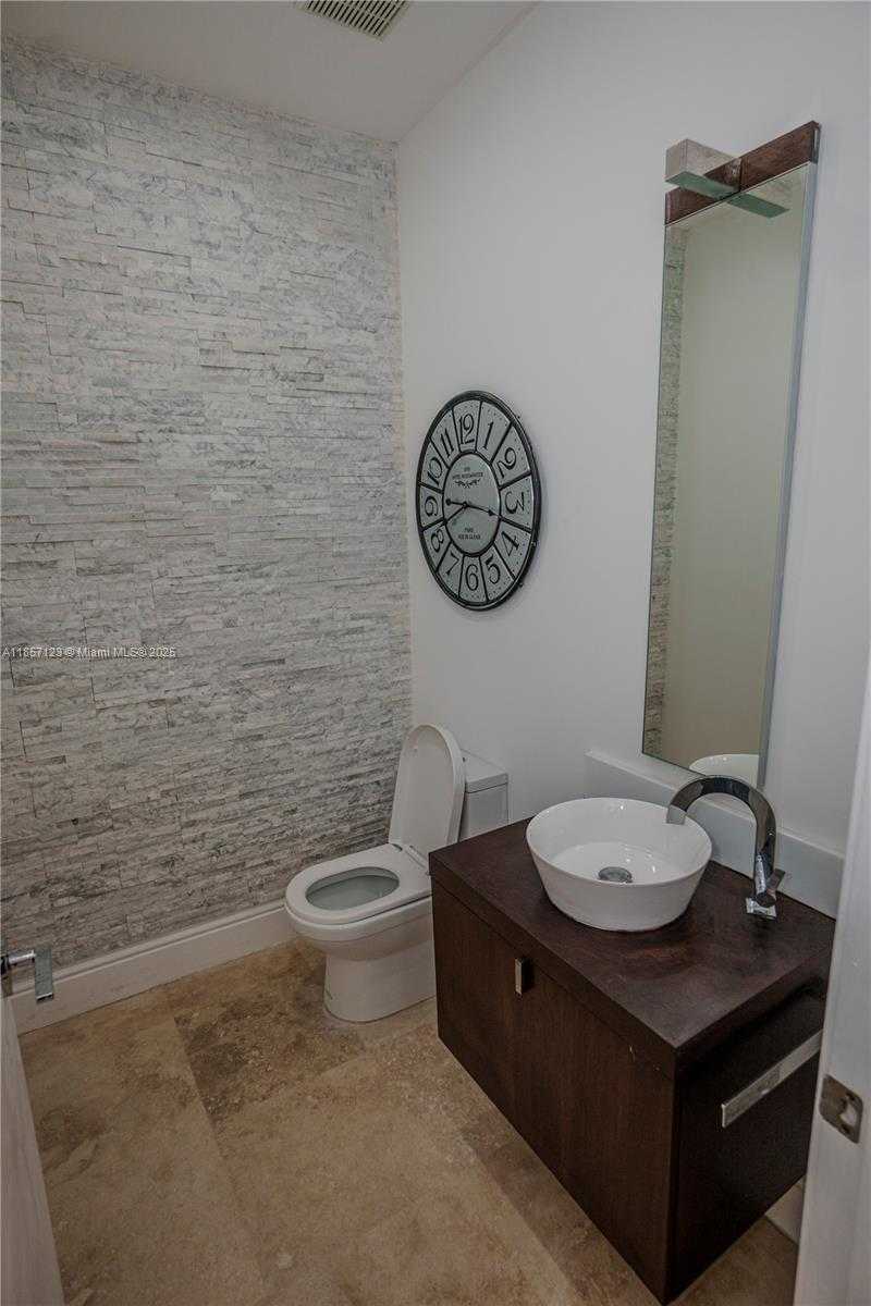 Small Image of 822 MERIDIAN LN, Hollywood Number 15