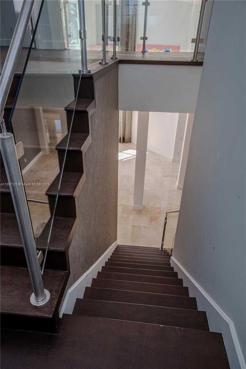 Small Image of 822 MERIDIAN LN, Hollywood Number 18