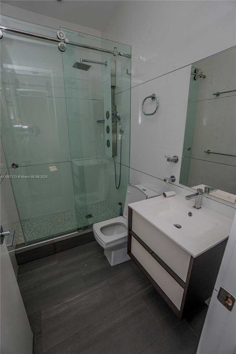 Small Image of 822 MERIDIAN LN, Hollywood Number 20