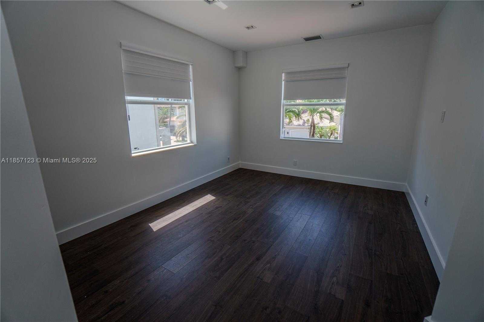 Small Image of 822 MERIDIAN LN, Hollywood Number 22
