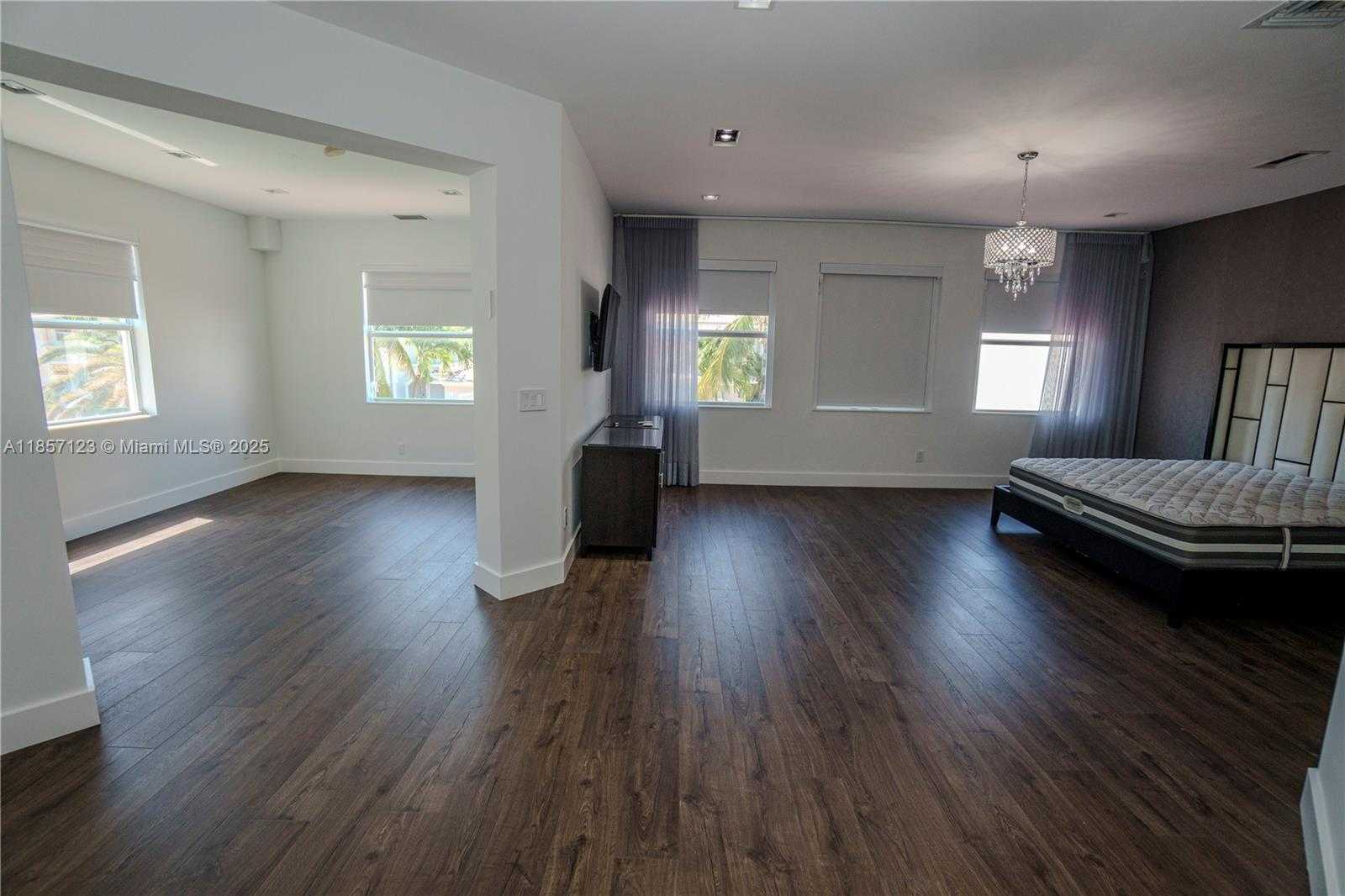 Small Image of 822 MERIDIAN LN, Hollywood Number 23