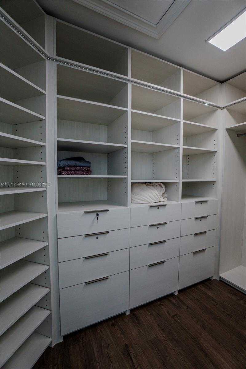 Small Image of 822 MERIDIAN LN, Hollywood Number 24