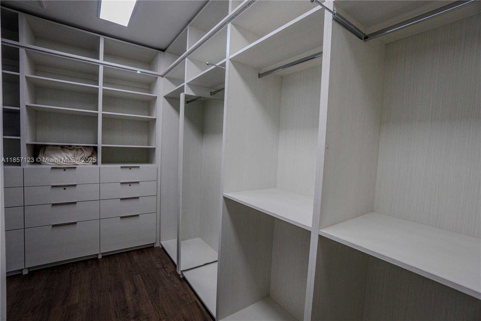 Small Image of 822 MERIDIAN LN, Hollywood Number 25