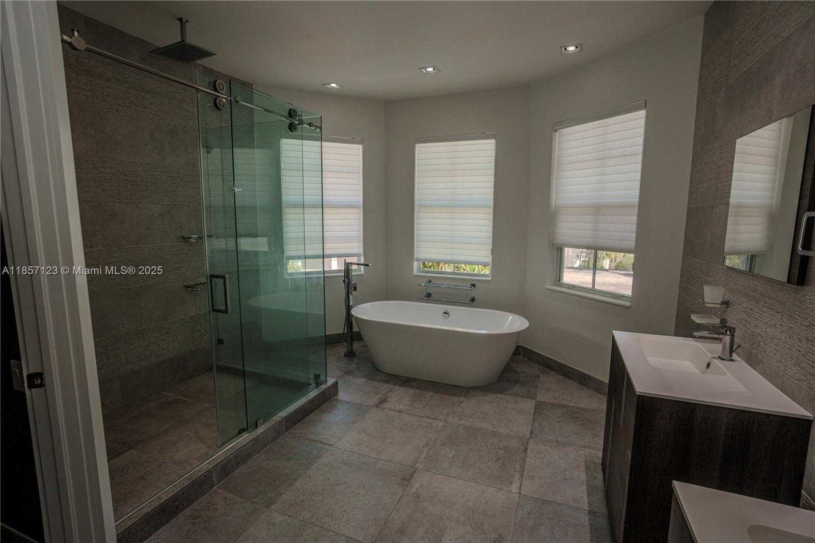 Small Image of 822 MERIDIAN LN, Hollywood Number 26