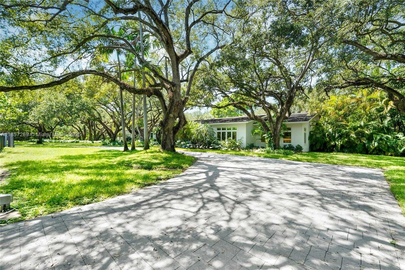 Small Image of 5501 SNAPPER CREEK RD, Coral Gables Number 2