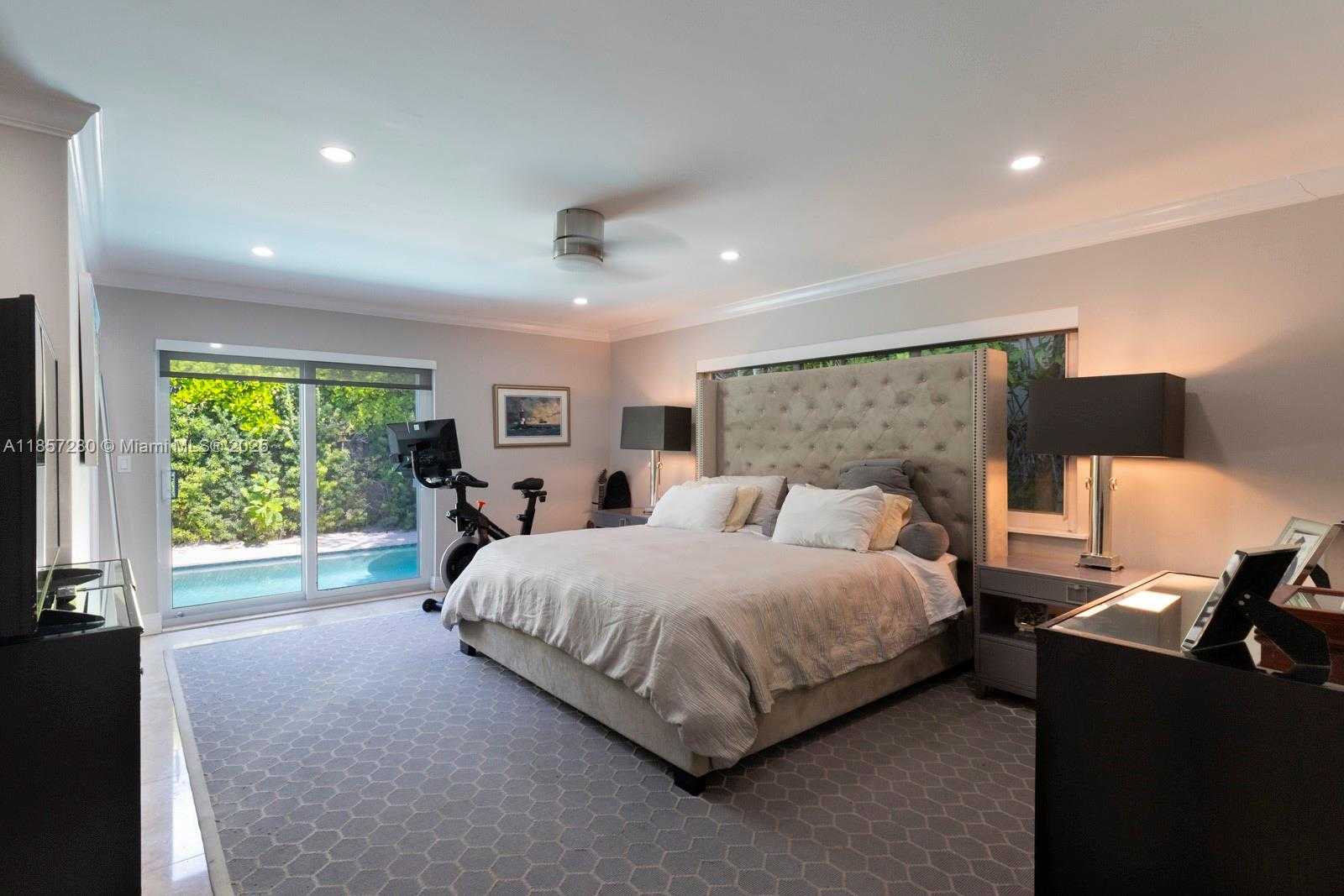 Small Image of 677 HAMPTON LN, Key Biscayne Number 16