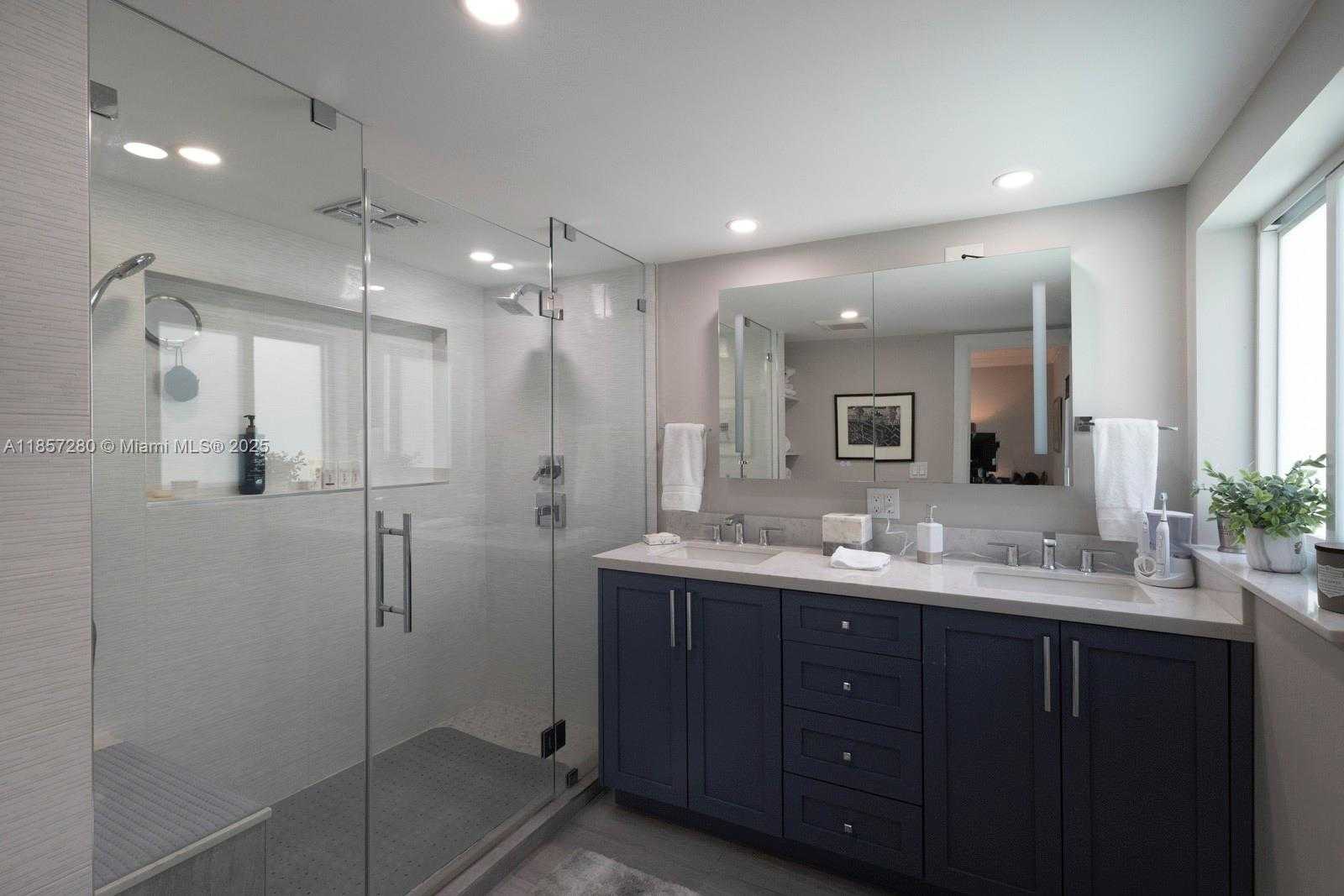 Small Image of 677 HAMPTON LN, Key Biscayne Number 17