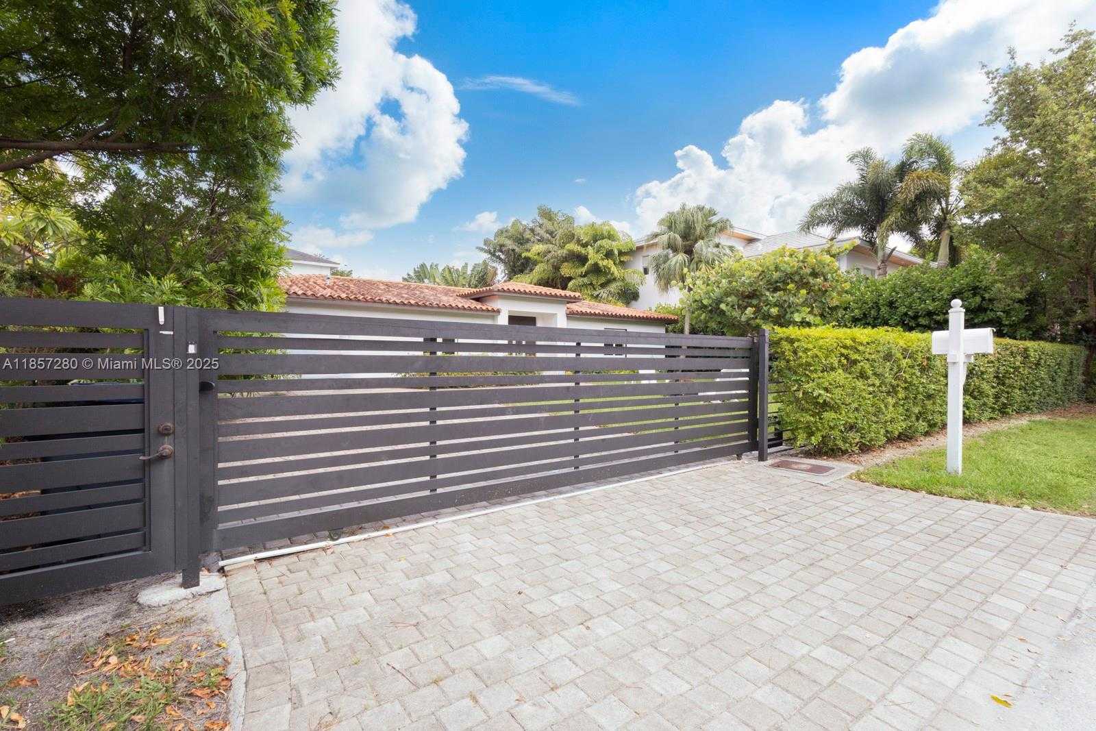 Small Image of 677 HAMPTON LN, Key Biscayne Number 2