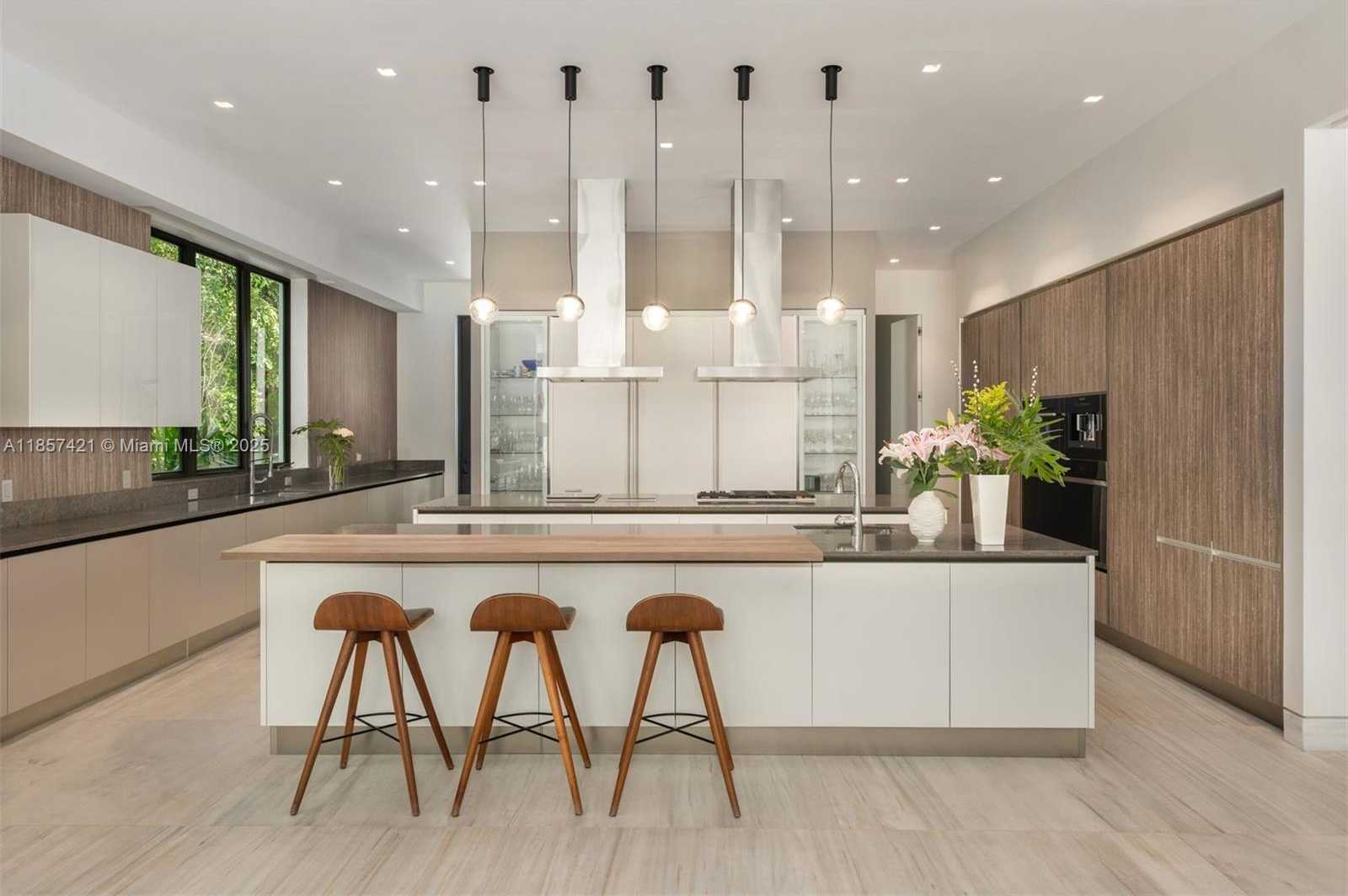 Small Image of 540 LEUCADENDRA DR, Coral Gables Number 6