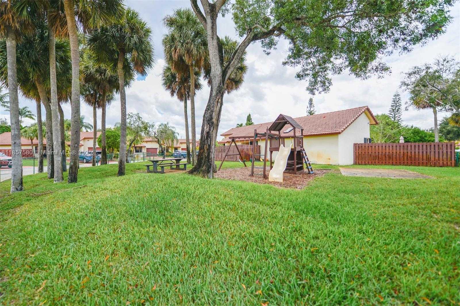 Small Image of 11300 SOUTH WEST 4TH ST, Pembroke Pines Number 31