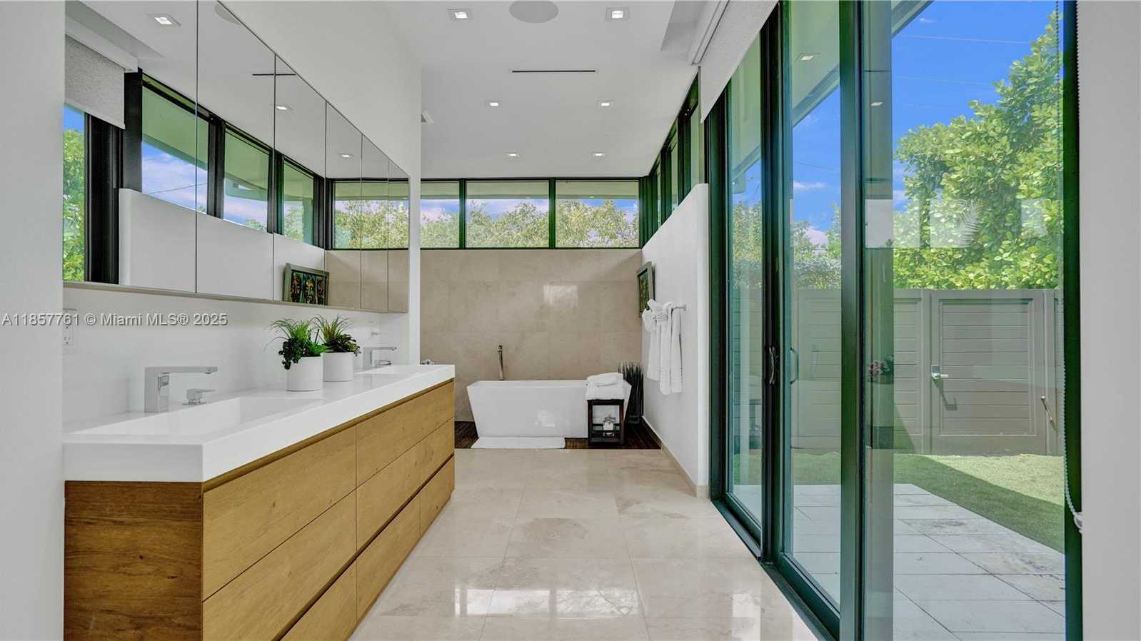 Small Image of 1651 DIPLOMAT PKWY, Hallandale Beach Number 16