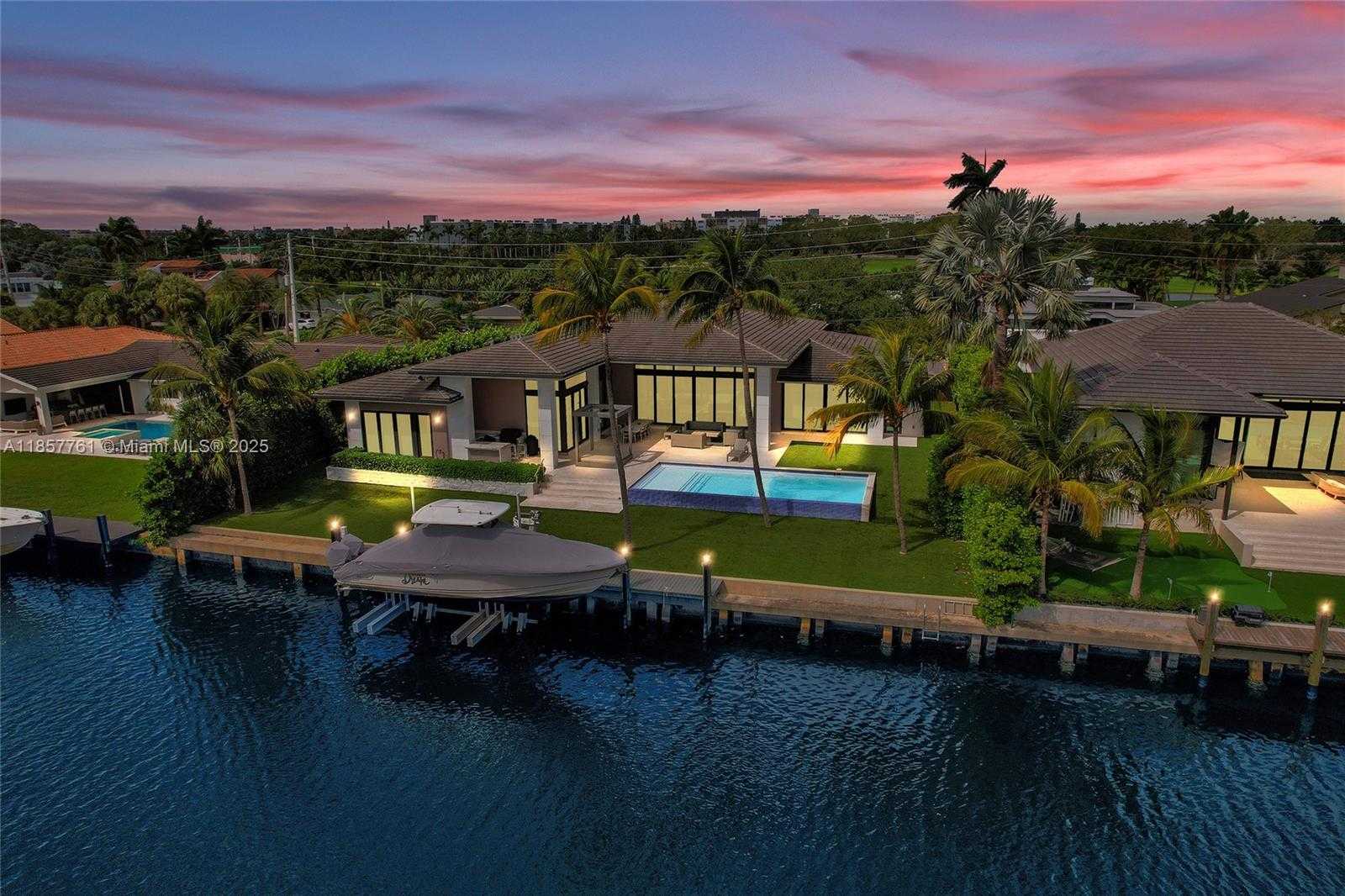 Small Image of 1651 DIPLOMAT PKWY, Hallandale Beach Number 2