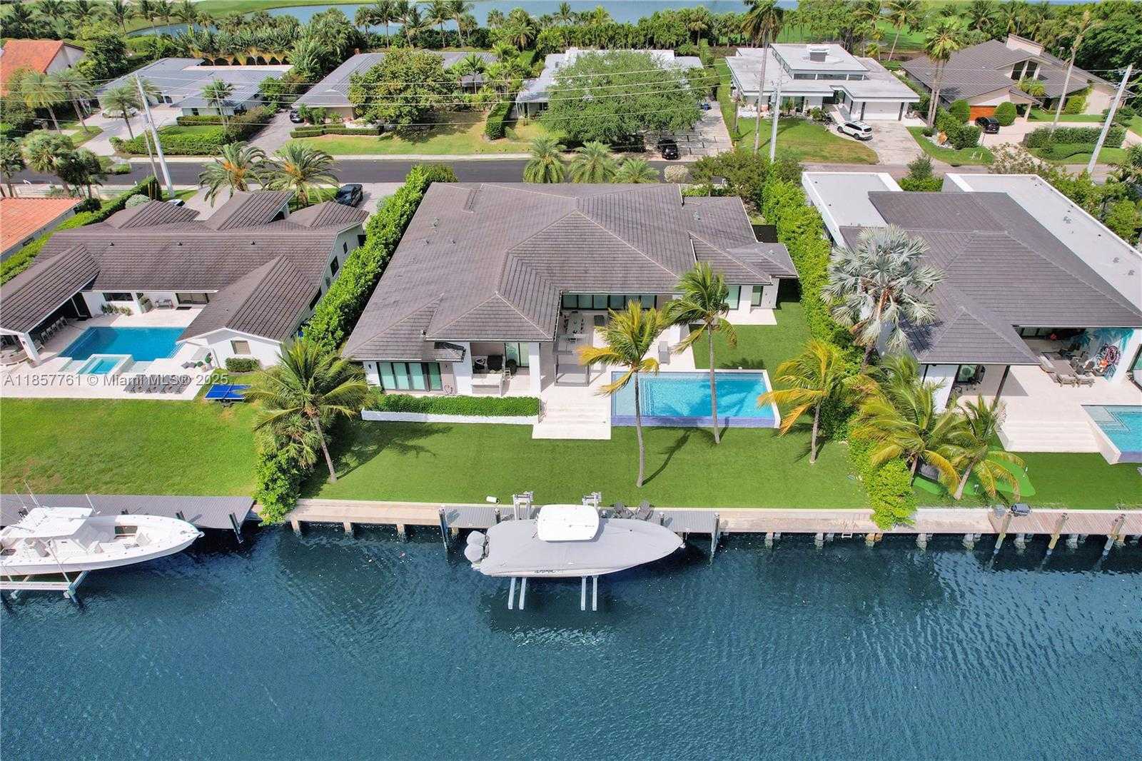 Small Image of 1651 DIPLOMAT PKWY, Hallandale Beach Number 3