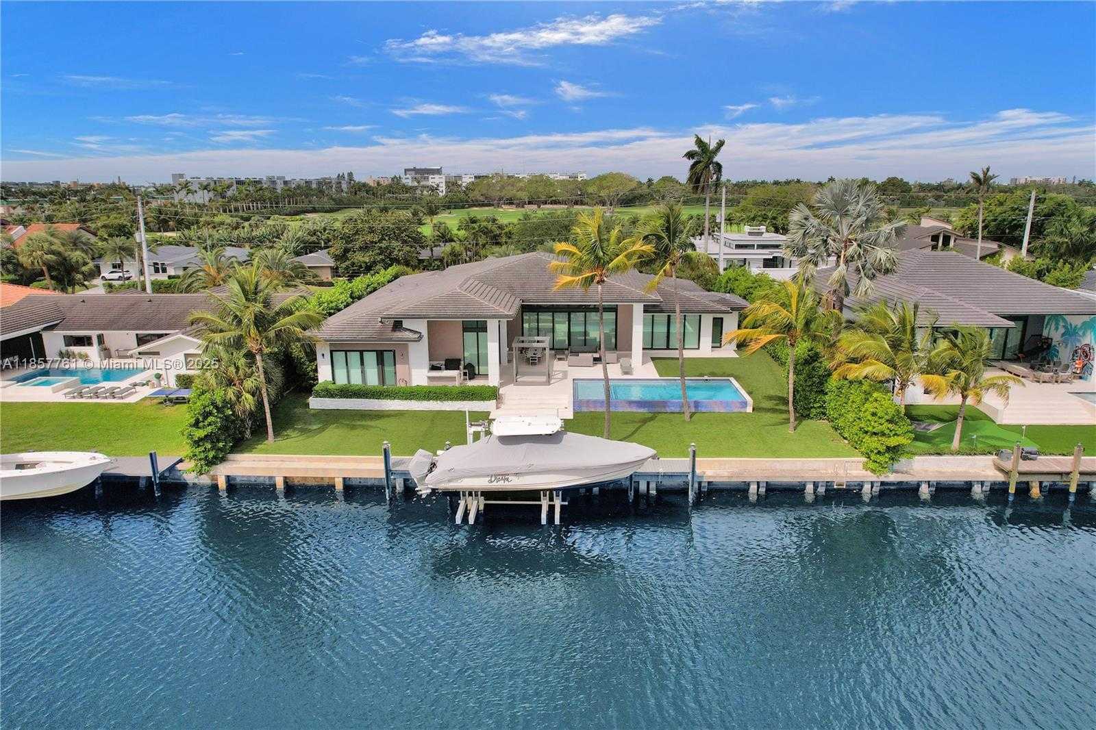 Small Image of 1651 DIPLOMAT PKWY, Hallandale Beach Number 4