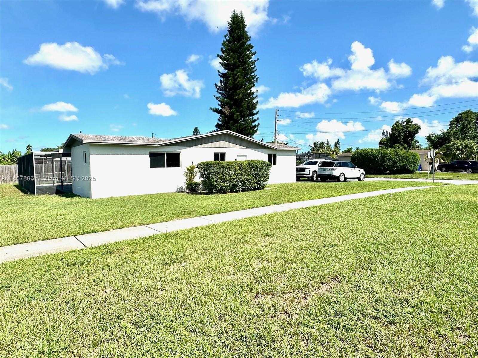 Small Image of 6285 NORTH WEST 23RD ST, Margate Number 4