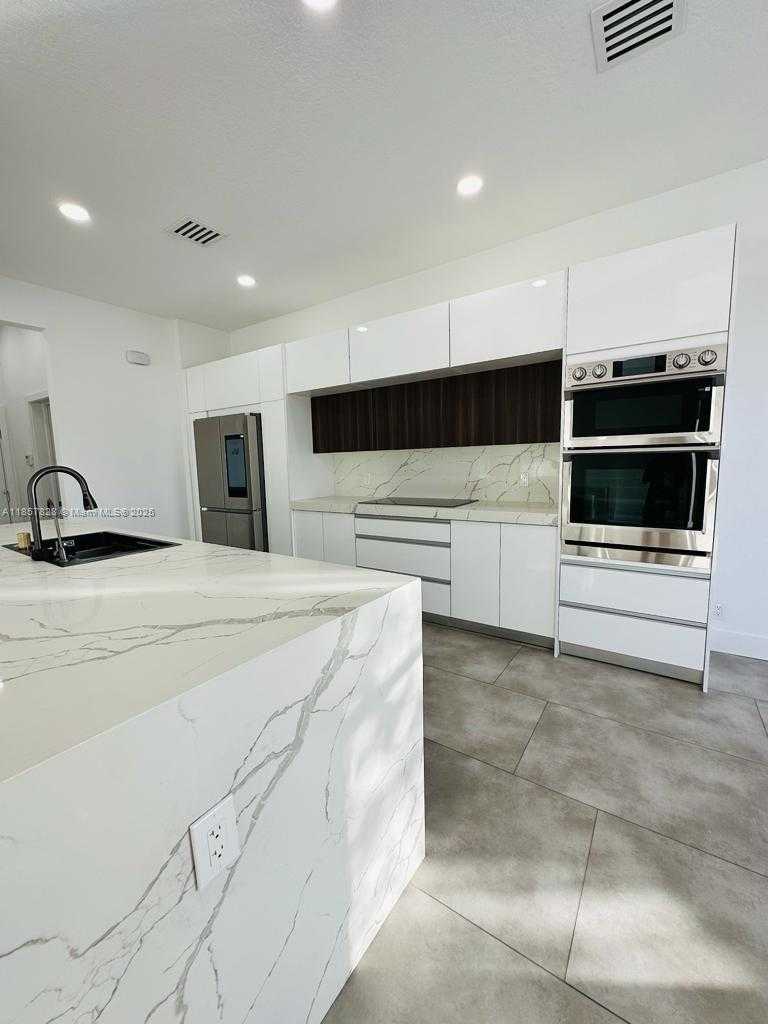 Small Image of 1887 HARBOR VIEW CIR, Weston Number 14